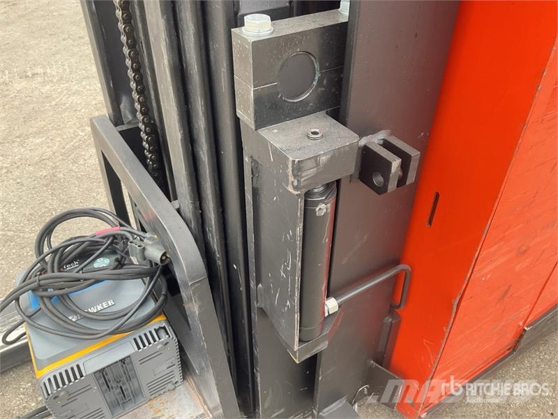 Toyota SRE135L 1350 kg Electric Stacker Platvormiga virnastajad