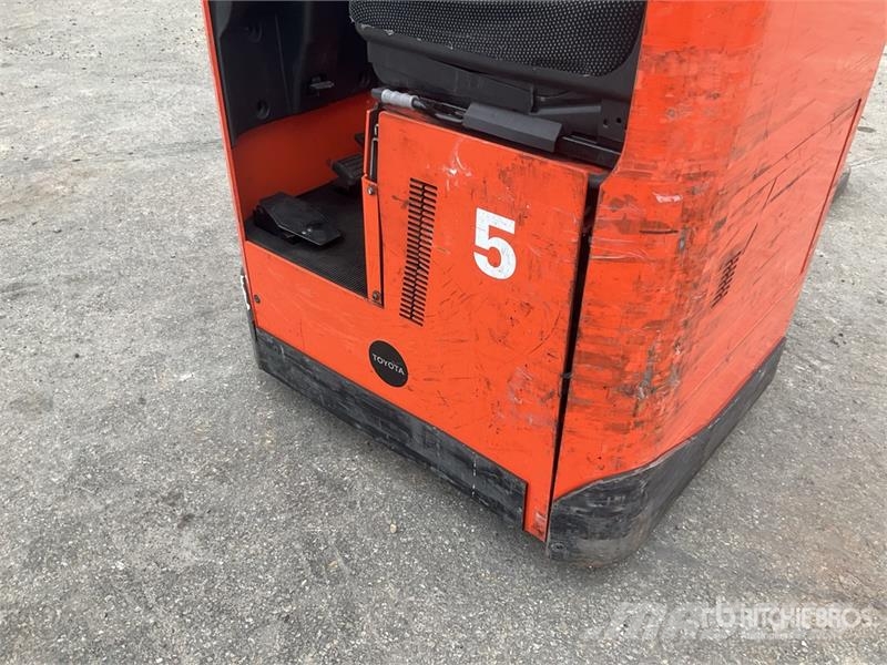 Toyota SRE135L 1350 kg Electric Stacker Platvormiga virnastajad