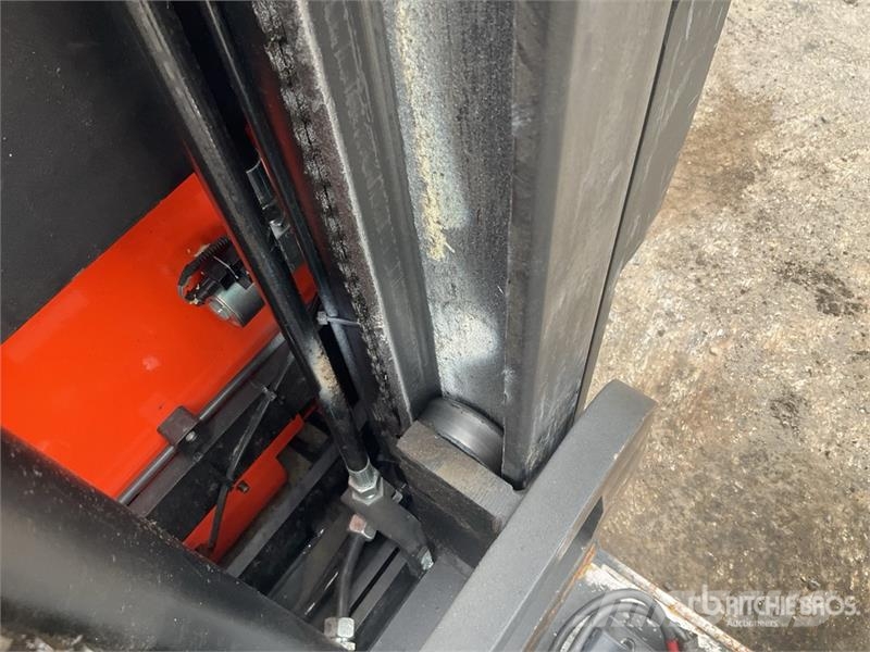 Toyota SRE135L 1350 kg Electric Stacker Platvormiga virnastajad