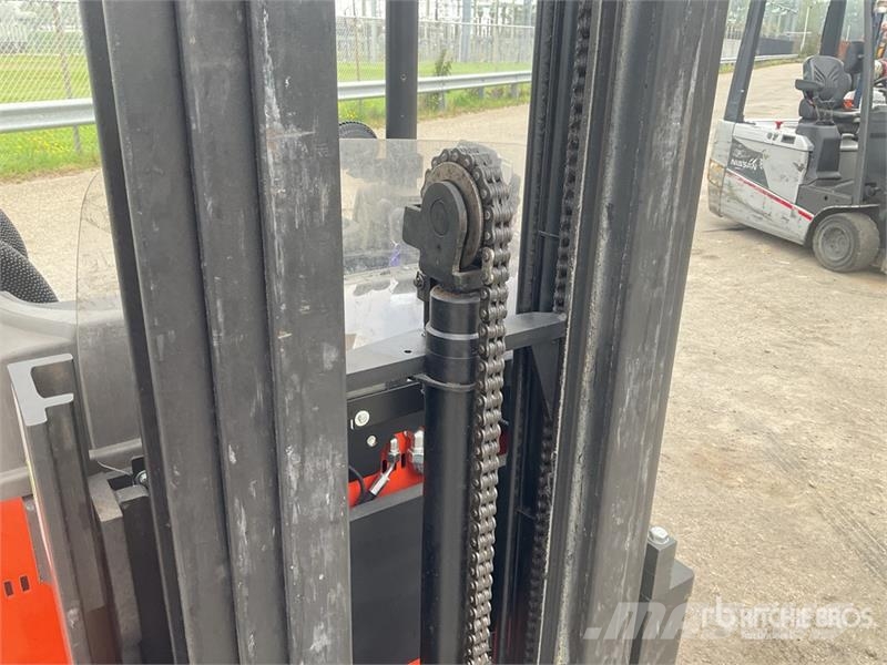 Toyota SRE135L 1350 kg Electric Stacker Platvormiga virnastajad