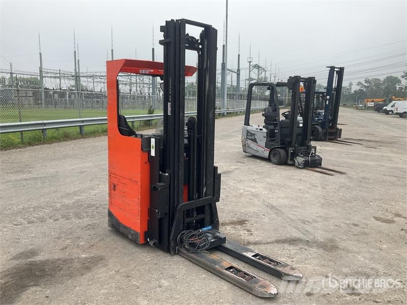 Toyota SRE135L 1350 kg Electric Stacker Platvormiga virnastajad