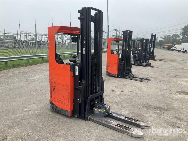 Toyota SRE135L 1350 kg Electric Stacker Platvormiga virnastajad