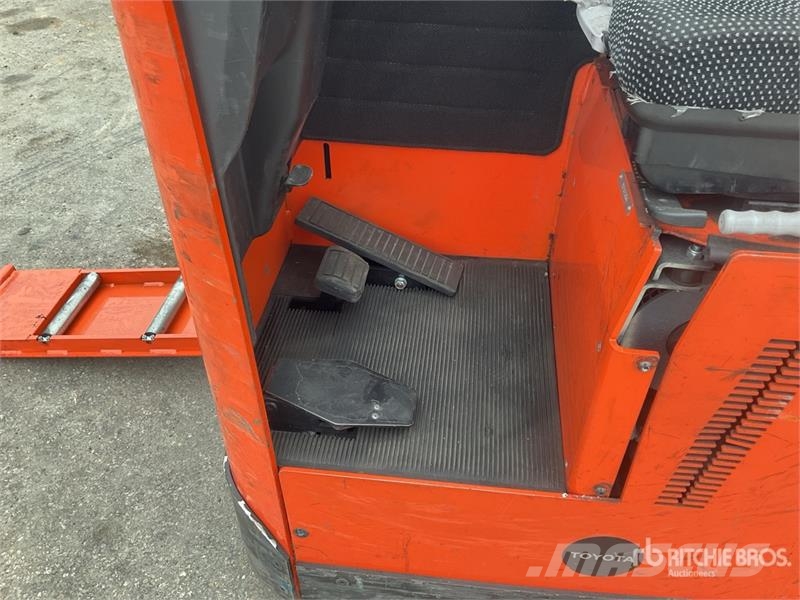 Toyota SRE135L 1350 kg Electric Stacker Platvormiga virnastajad