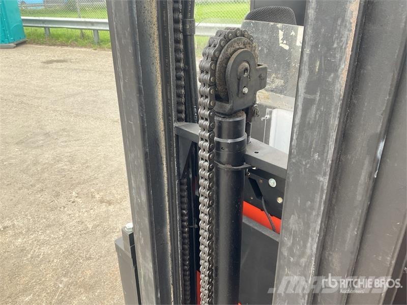 Toyota SRE135L 1350 kg Electric Stacker Platvormiga virnastajad