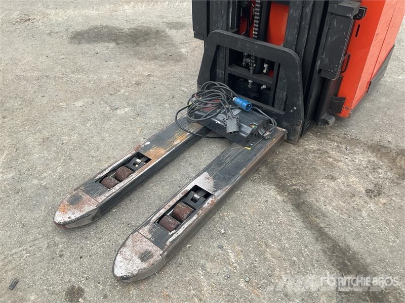 Toyota SRE135L 1350 kg Electric Stacker Platvormiga virnastajad