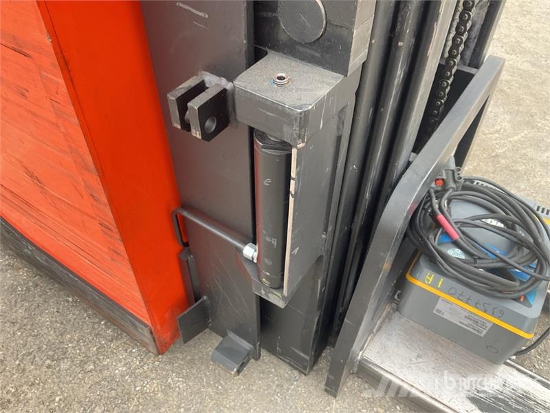 Toyota SRE135L 1350 kg Electric Stacker Platvormiga virnastajad