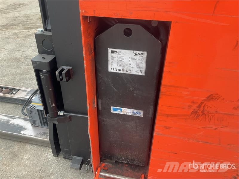 Toyota SRE135L 1350 kg Electric Stacker Platvormiga virnastajad