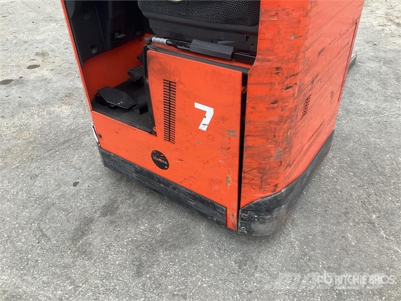 Toyota SRE135L 1350 kg Electric Stacker Platvormiga virnastajad