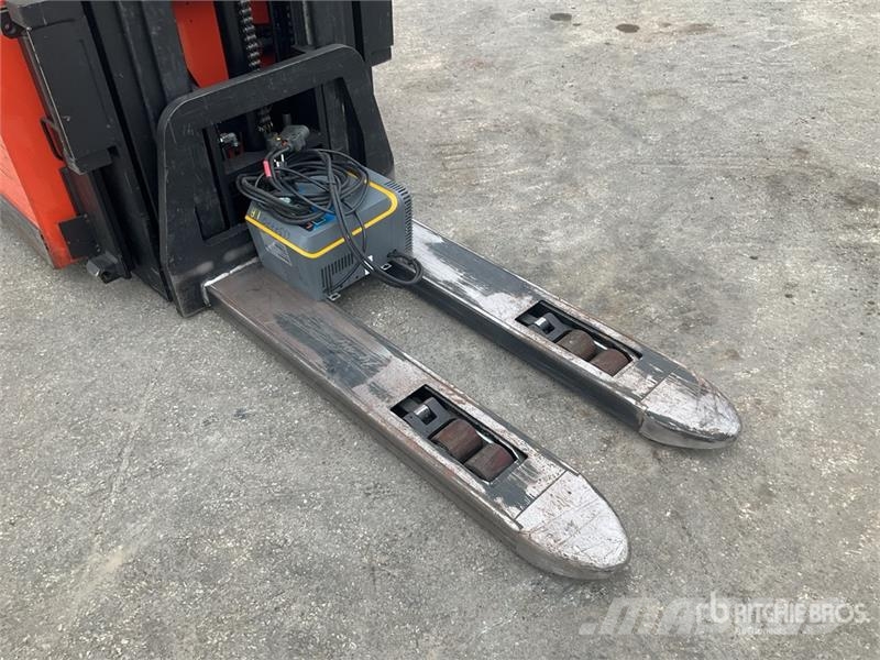 Toyota SRE135L 1350 kg Electric Stacker Platvormiga virnastajad