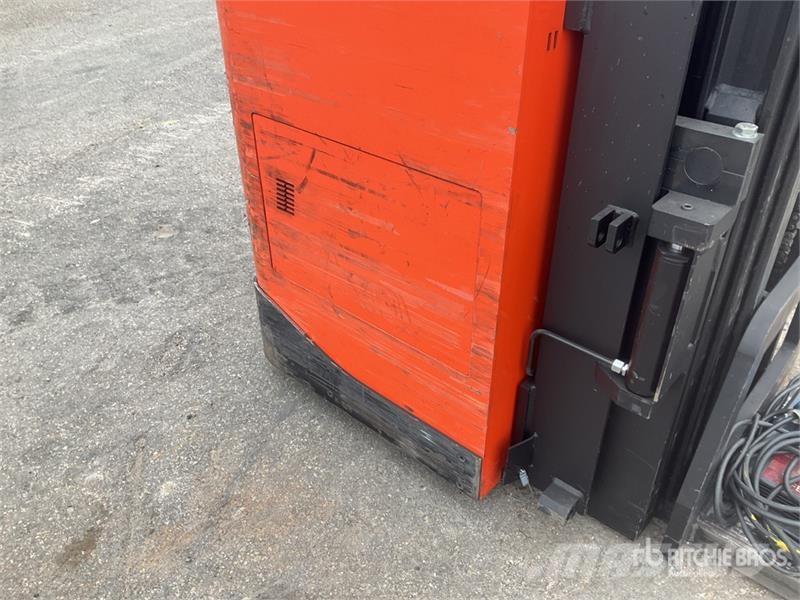 Toyota SRE135L 1350 kg Electric Stacker Platvormiga virnastajad