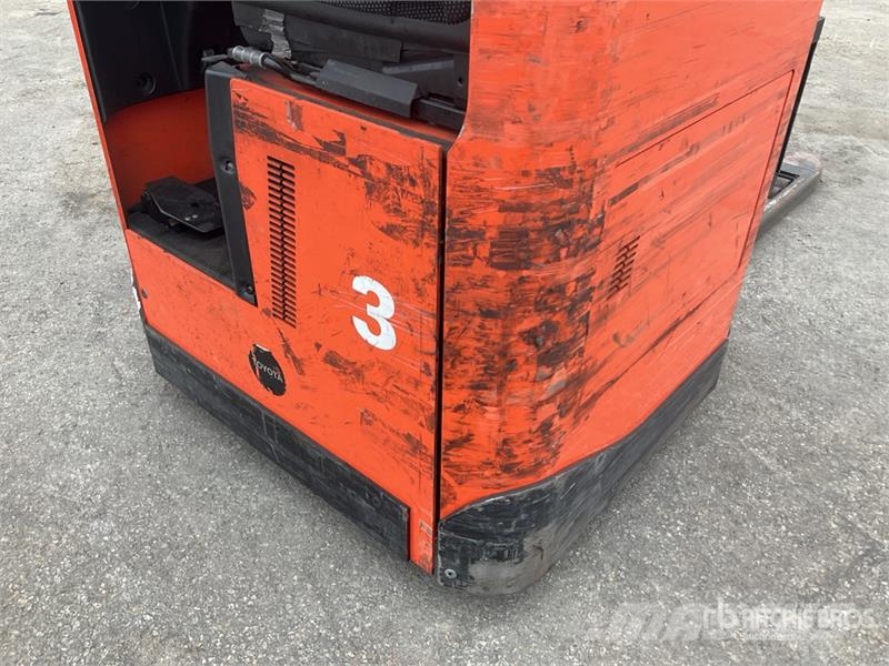 Toyota SRE135L Electric Stacker Samopogonski ručni viljuškari