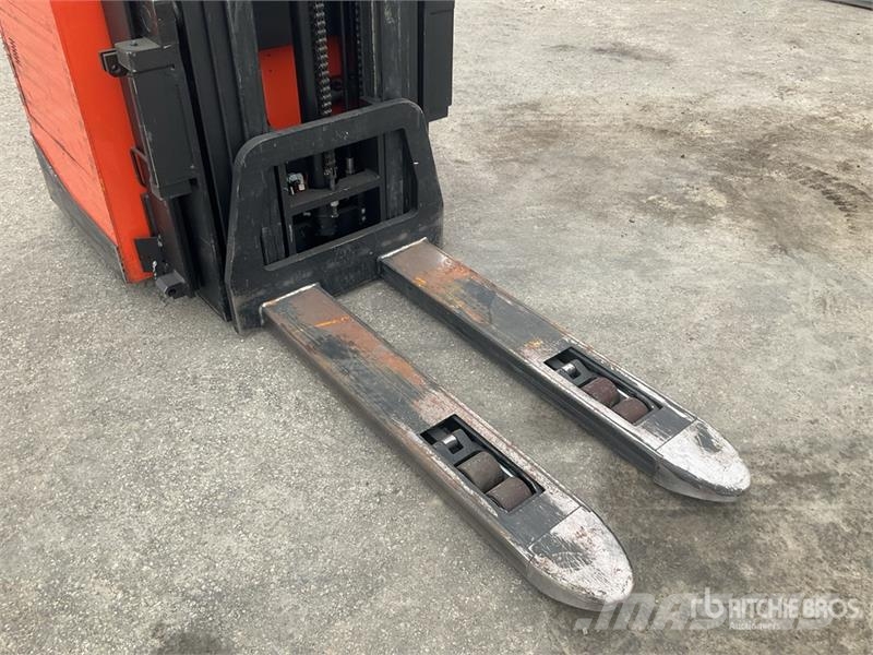 Toyota SRE135L Electric Stacker Samopogonski ručni viljuškari
