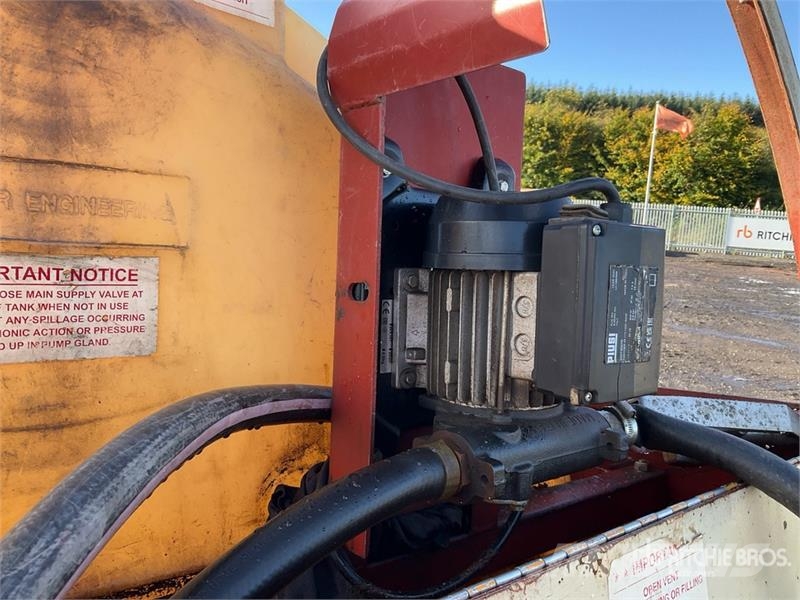 Trailer Engineering 2140 L Trailer Mounted Plastic Diesel Fuel Tank Polttoaine- ja lisäainesäiliöt