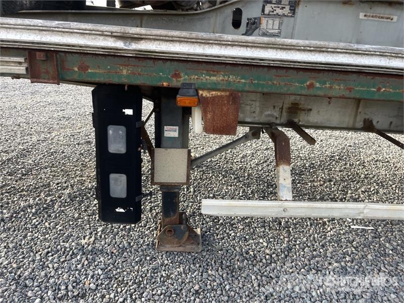 Trailor Tri/A Quantity of (4) Flatbed Trailer Vlakke laadvloer