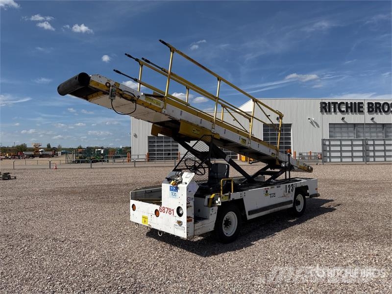  Tug T660 Tapis A Bagages Autotractes Belt Loader L Lantbruk - Övrigt