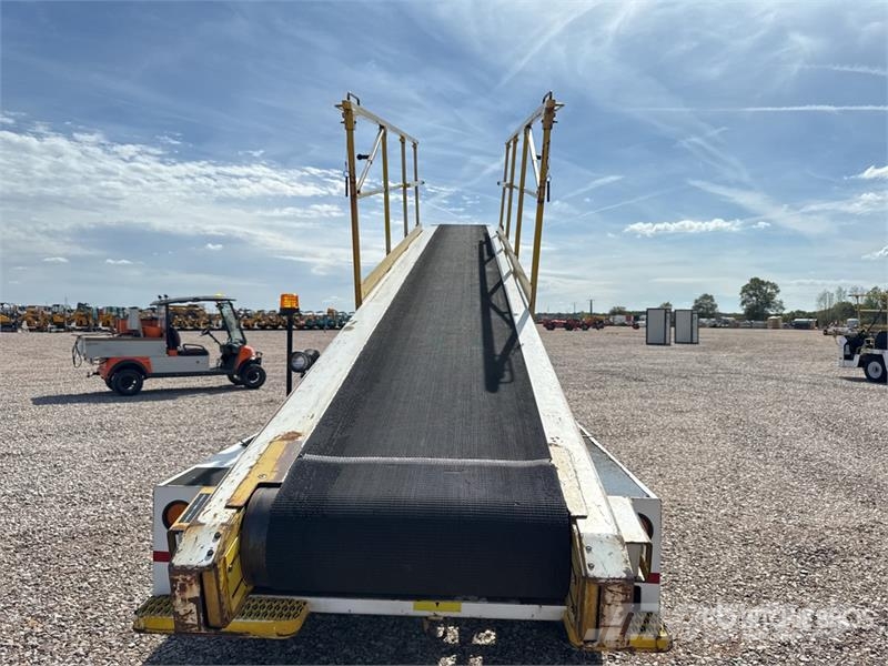  Tug T660 Tapis A Bagages Autotractes Belt Loader L Lantbruk - Övrigt