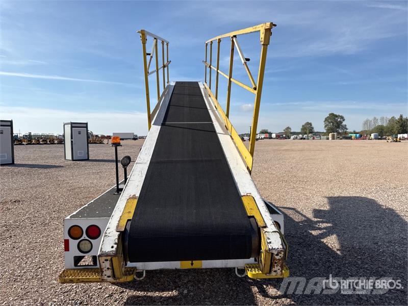  Tug T660 Tapis A Bagages Autotractes Belt Loader L Lantbruk - Övrigt