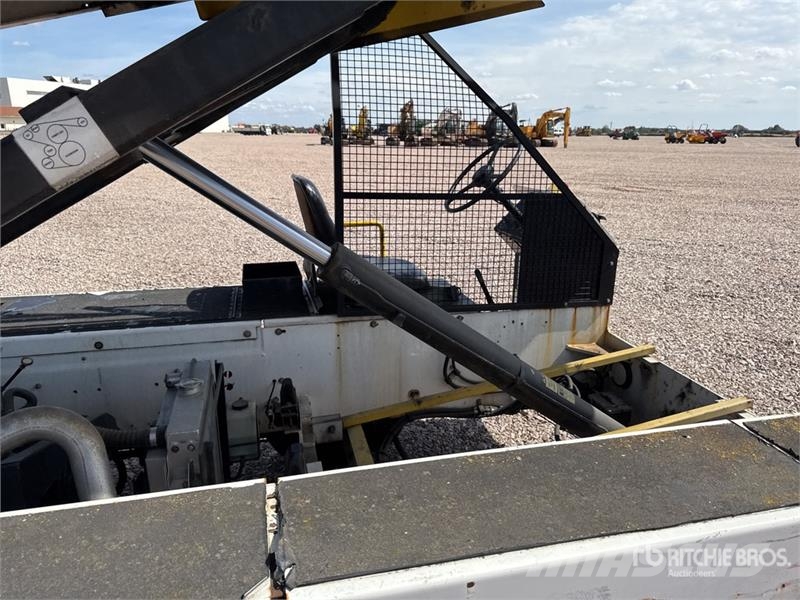  Tug T660 Tapis A Bagages Autotractes Belt Loader L Lantbruk - Övrigt