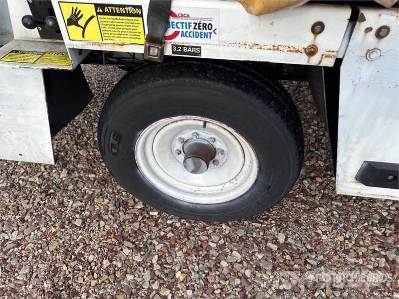  Tug T660 Tapis A Bagages Autotractes Belt Loader L Lantbruk - Övrigt