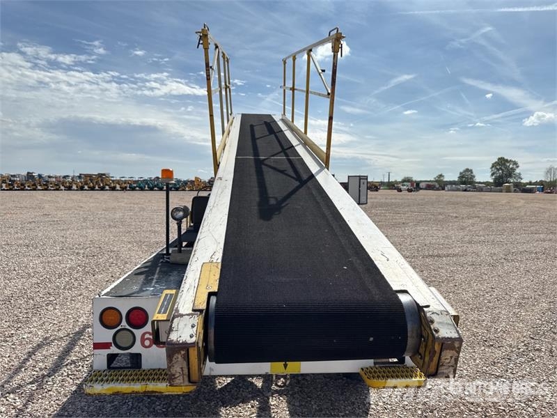 Tug T660 Tapis A Bagages Autotractes Belt Loader L Lantbruk - Övrigt