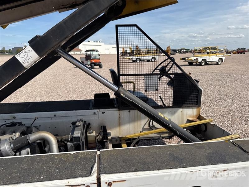  Tug T660 Tapis A Bagages Autotractes Belt Loader L Lantbruk - Övrigt