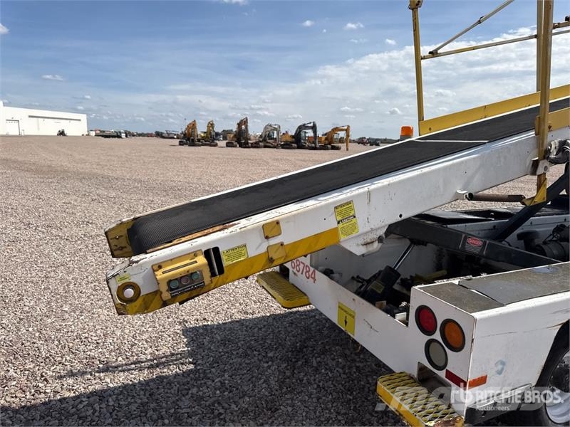  Tug T660 Tapis A Bagages Autotractes Belt Loader L Lantbruk - Övrigt