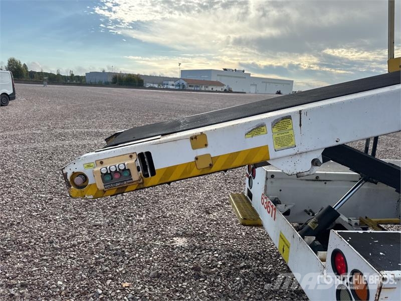  Tug T660 Tapis A Bagages Autotractes Belt Loader L Lantbruk - Övrigt