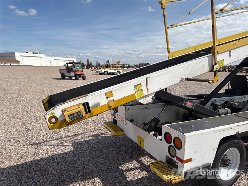  Tug T660 Tapis A Bagages Autotractes Belt Loader L Lantbruk - Övrigt