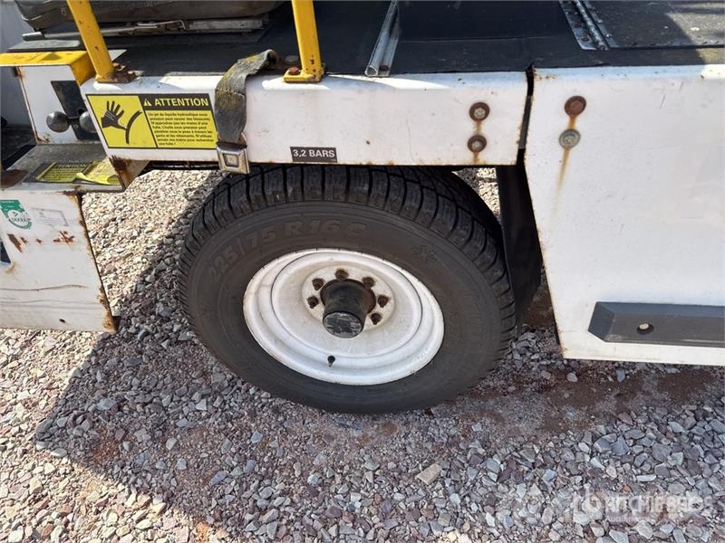  Tug T660 Tapis A Bagages Autotractes Belt Loader L Lantbruk - Övrigt