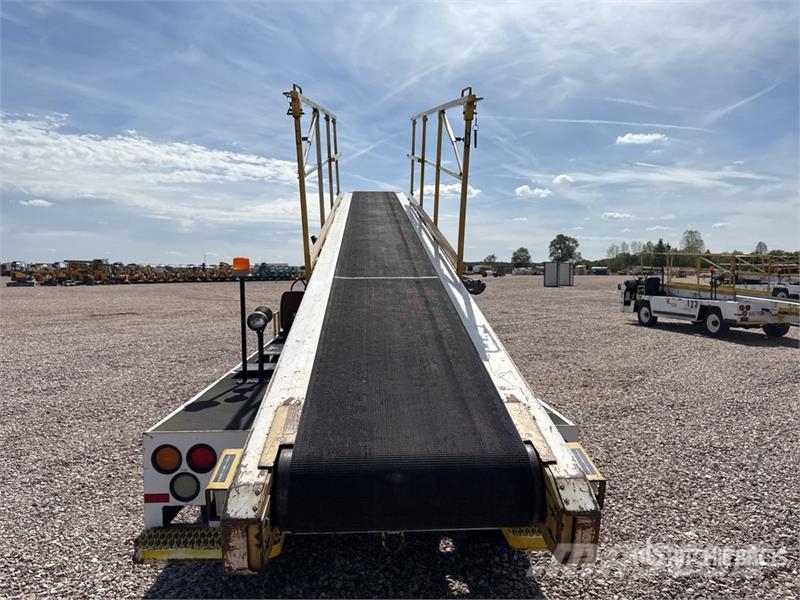  Tug T660 Tapis A Bagages Autotractes Belt Loader L Lantbruk - Övrigt
