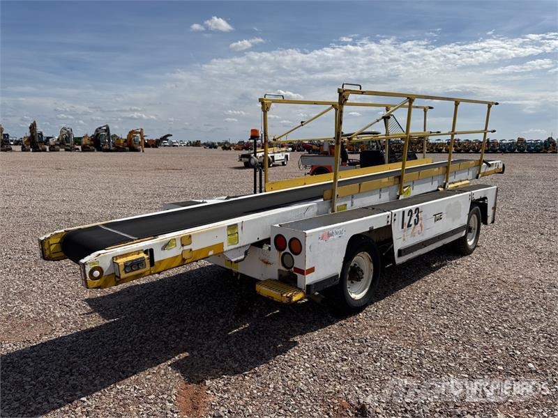  Tug T660 Tapis A Bagages Autotractes Belt Loader L Lantbruk - Övrigt