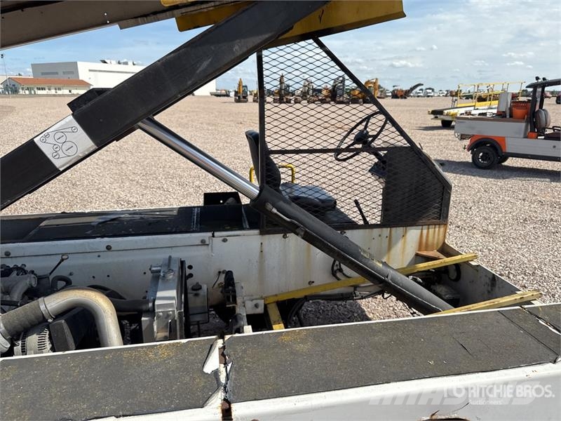  Tug T660 Tapis A Bagages Autotractes Belt Loader L Lantbruk - Övrigt