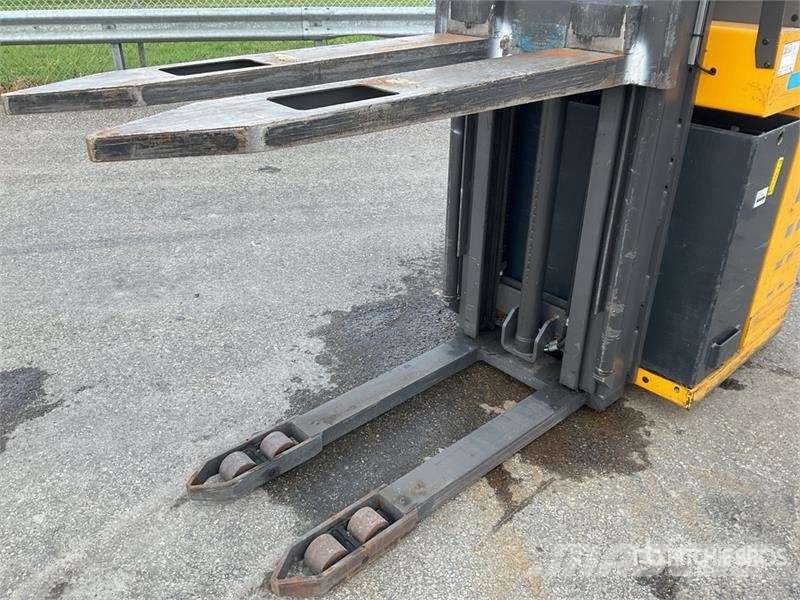 Unicarierres X/160SDTFVSN645 1600 kg Electric Stac Platvormiga virnastajad