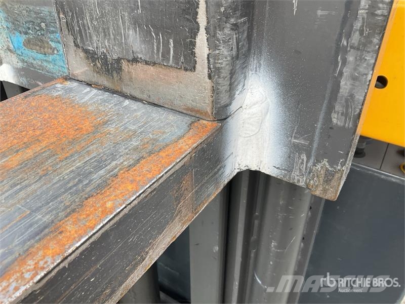 Unicarierres X/160SDTFVSN645 1600 kg Electric Stac Platvormiga virnastajad