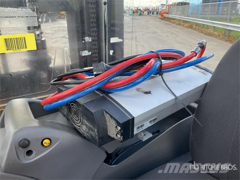 Unicarierres X/160SDTFVSN645 1600 kg Electric Stac Platvormiga virnastajad