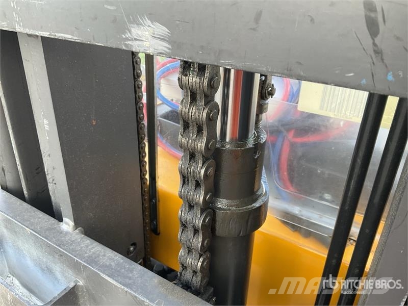 Unicarierres X/160SDTFVSN645 1600 kg Electric Stac Platvormiga virnastajad