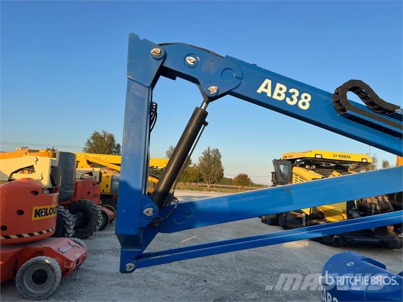 UpRight AB38 Electric Articulating Boom Lift (Inoperable) Съчленени стрелови подемници