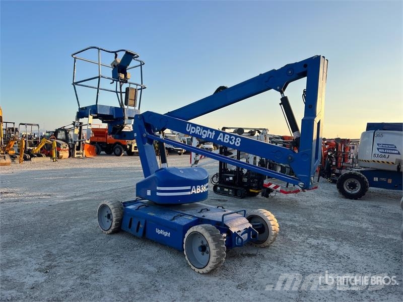 UpRight AB38 Electric Articulating Boom Lift (Inoperable) Съчленени стрелови подемници
