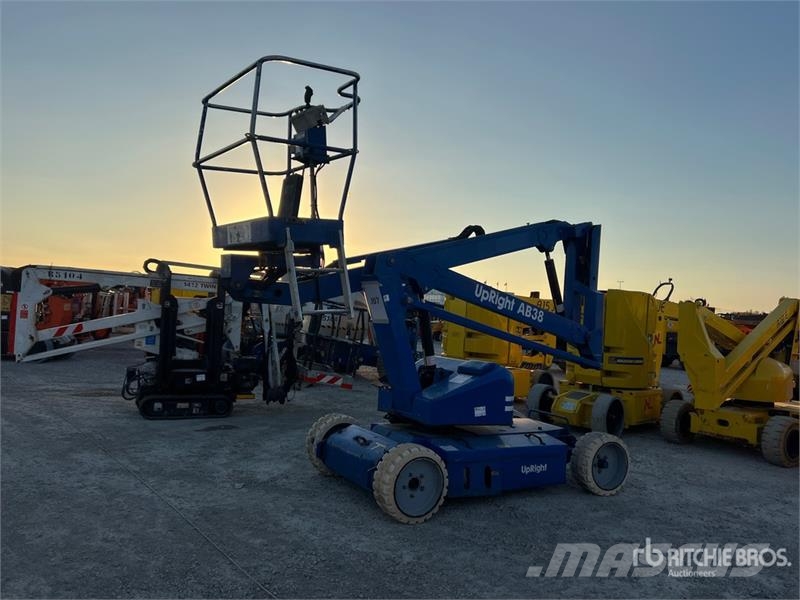 UpRight AB38 Electric Articulating Boom Lift (Inoperable) Съчленени стрелови подемници