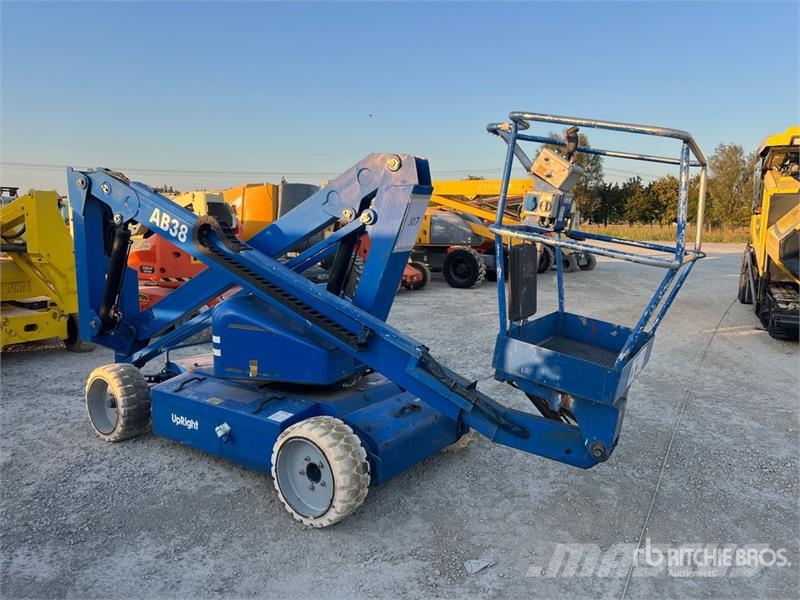 UpRight AB38 Electric Articulating Boom Lift (Inoperable) Съчленени стрелови подемници