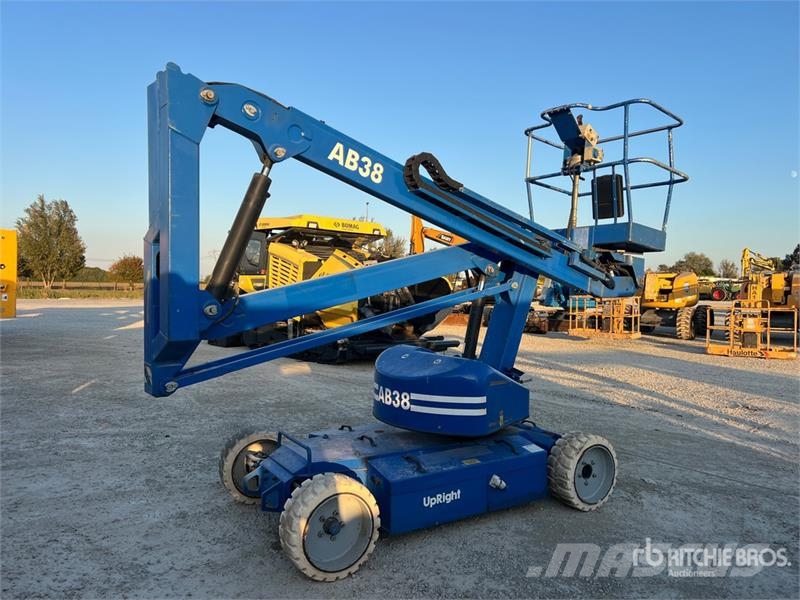 UpRight AB38 Electric Articulating Boom Lift (Inoperable) Съчленени стрелови подемници