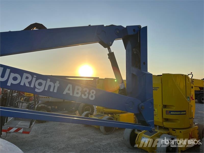 UpRight AB38 Electric Articulating Boom Lift (Inoperable) Съчленени стрелови подемници