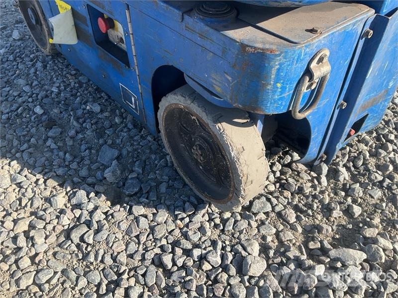 UpRight TM12 Vertikaalsed mast tõstukid