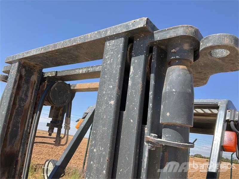 Uromac DTH 2000 DE Rough Terrain Forklift شاحنات الطرق الوعرة