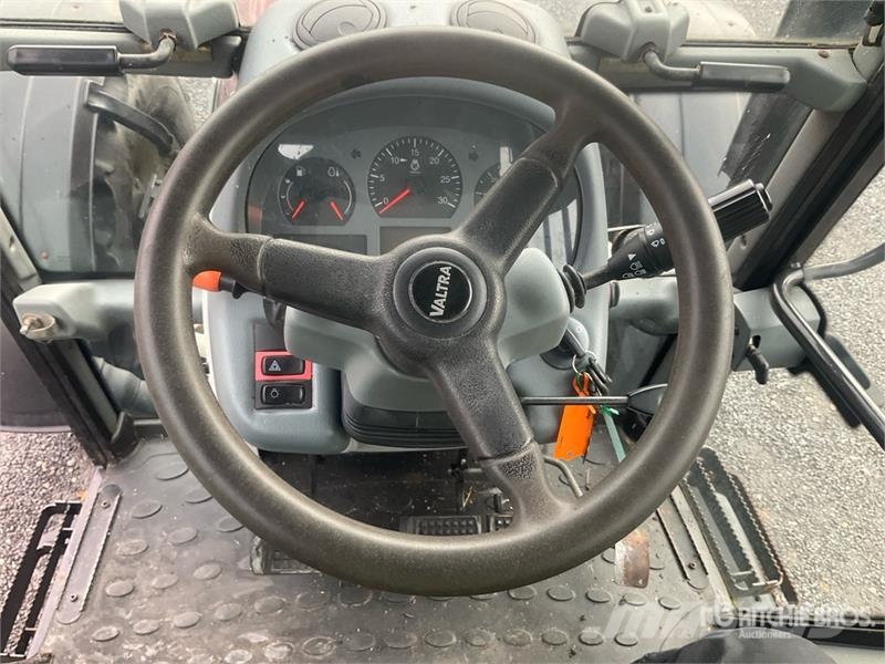 Valtra A93H 4WD Tractor الجرارات