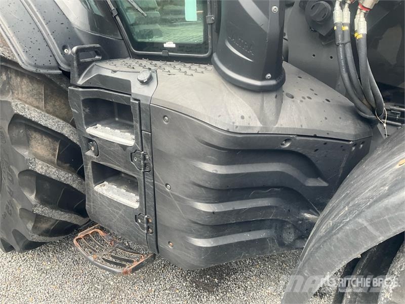 Valtra T235 Direct 4WD Tractor 트랙터