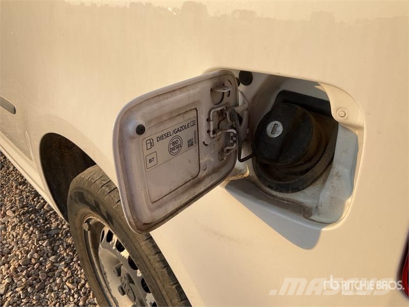 Volkswagen Caddy TDI 5 Passenger Van Panel vans
