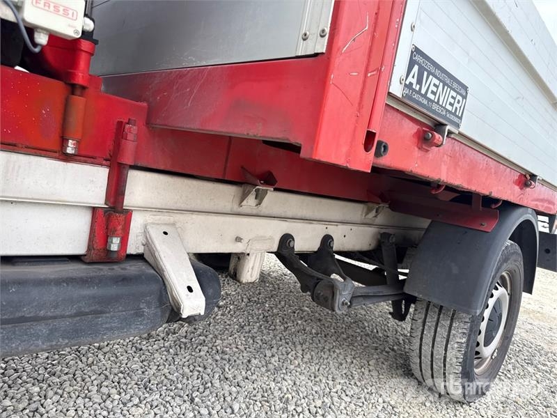 Volkswagen F32A.0.23 on Volkswagen Crafter Flatbed Truck with Camion plateau ridelle avec grue