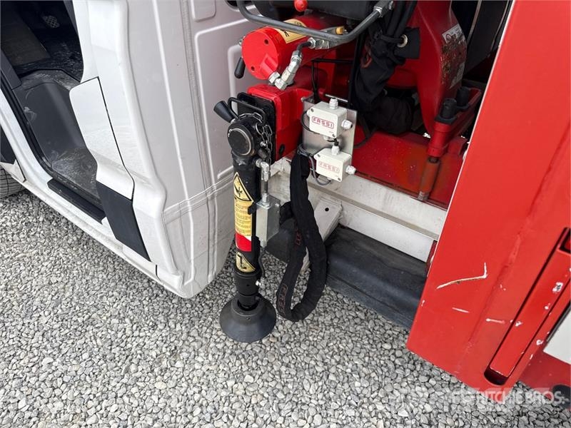 Volkswagen F32A.0.23 on Volkswagen Crafter Flatbed Truck with Camion plateau ridelle avec grue