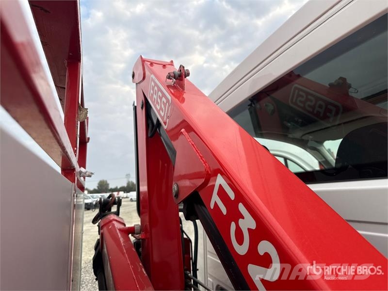 Volkswagen F32A.0.23 on Volkswagen Crafter Flatbed Truck with Camion plateau ridelle avec grue